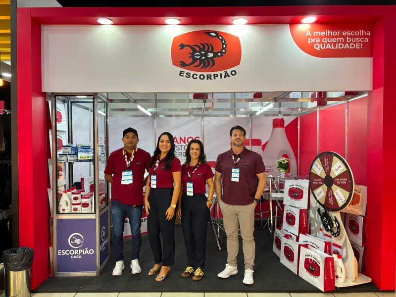 Equipe comercial da Soda Escorpião em estande