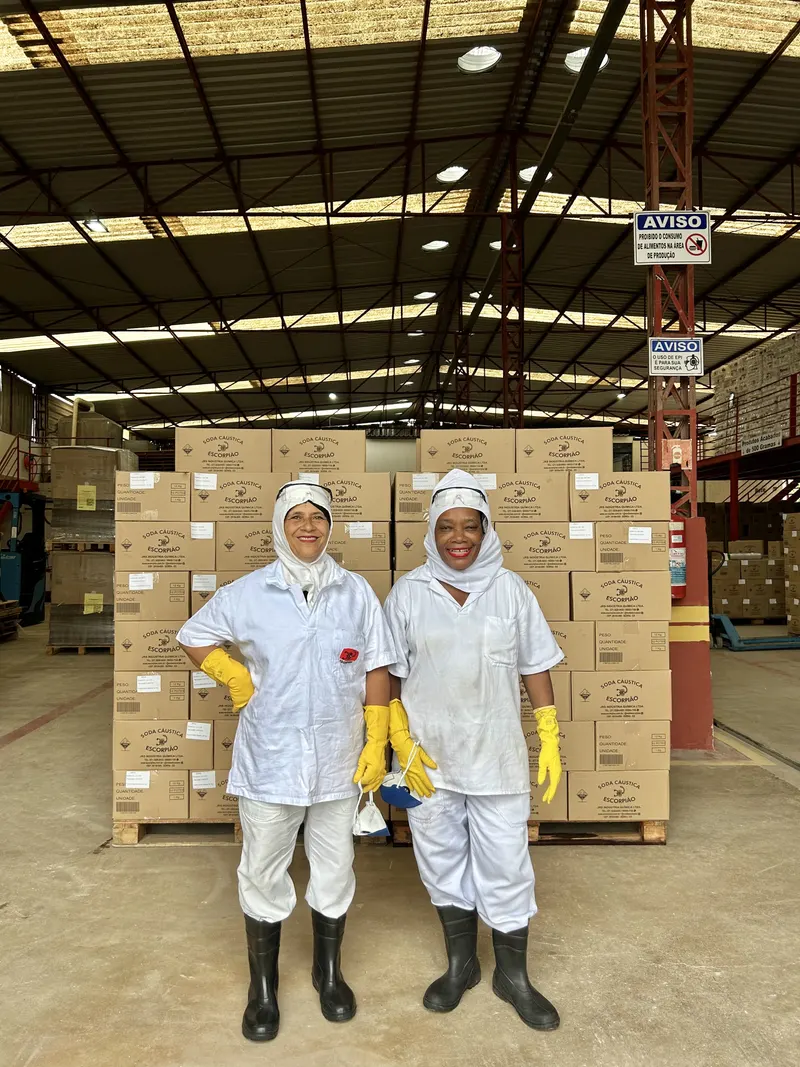 Colaboradoras na linha de produção da Soda Escorpião
